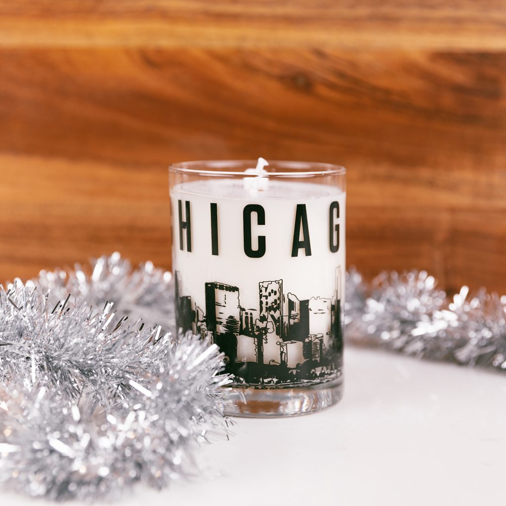 This collectible glass candle features the Chicago skyline and a fresh lake breeze scent.
