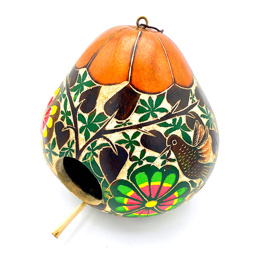 A natural Forest Birdhouse Gourd, the perfect house for our feathered friends who built a nest.