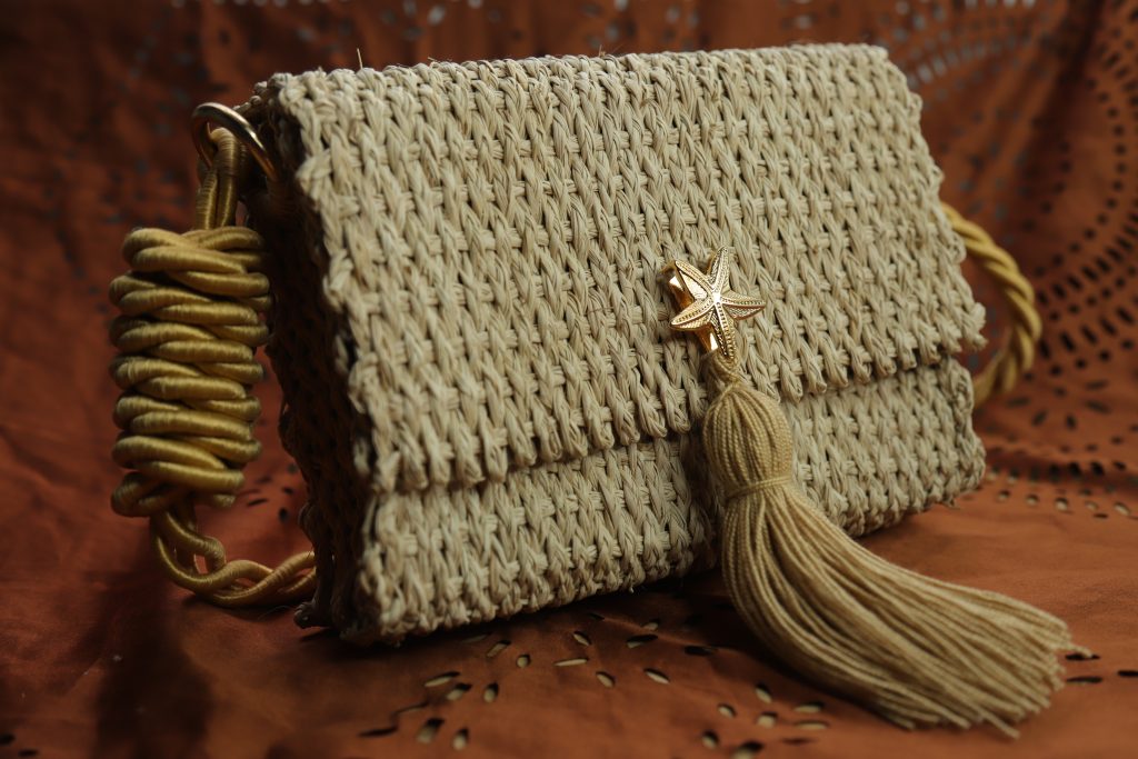 Handcrafted handbag made in Colombia by indigenous women. It takes two days to produce this handwoven item. Made with the raw material of iraca palm.